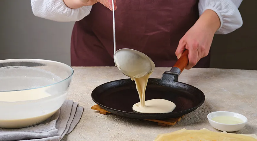 Многие хозяйки пекут блины именно на чугунных сковородках, с которых изделия снимаются легким движением лопатки