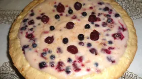 Пирог с ягодами и фруктами в сметанно-творожном суфле