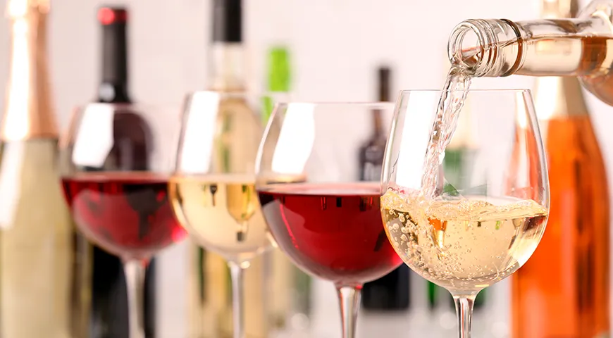 Калорийность сухих или полусухих вин составляет 100–150 ккал на 100 г
