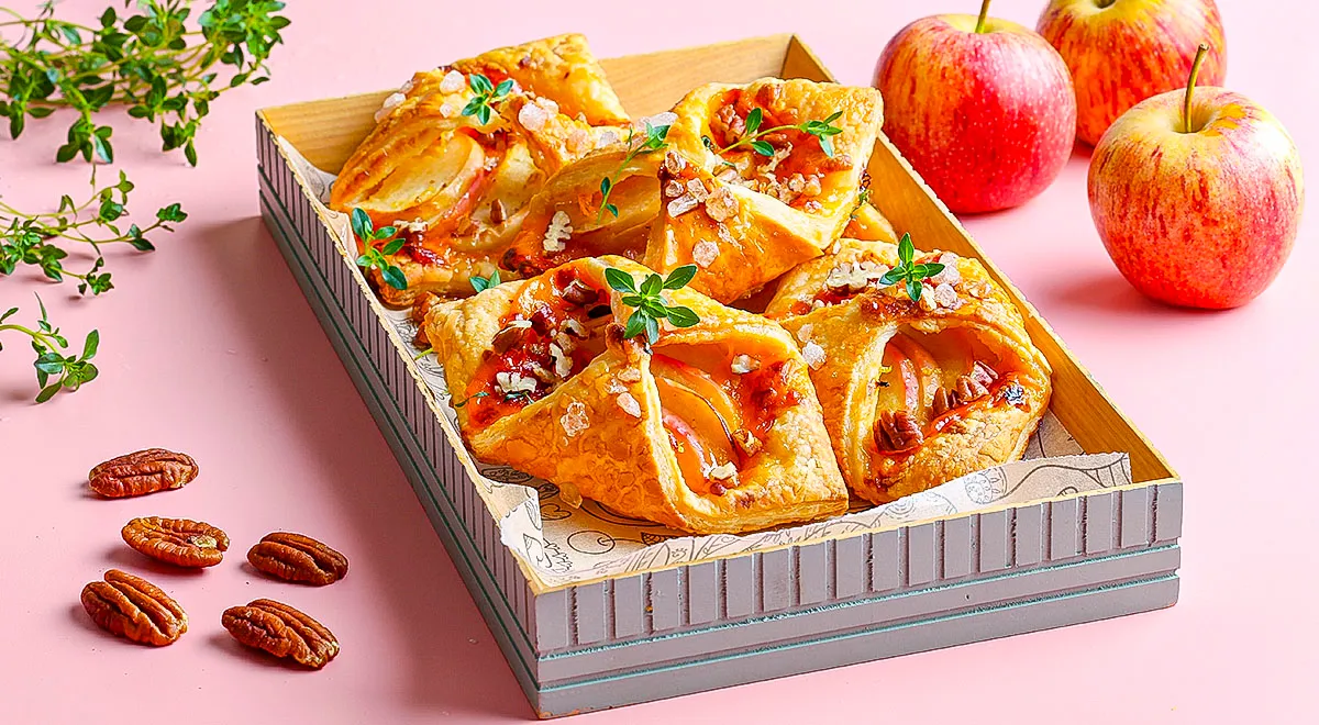 Слойки с яблоками и сыром
