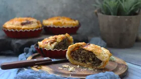 Мини-пироги с печеными баклажанами, фаршем и кедровыми орешками