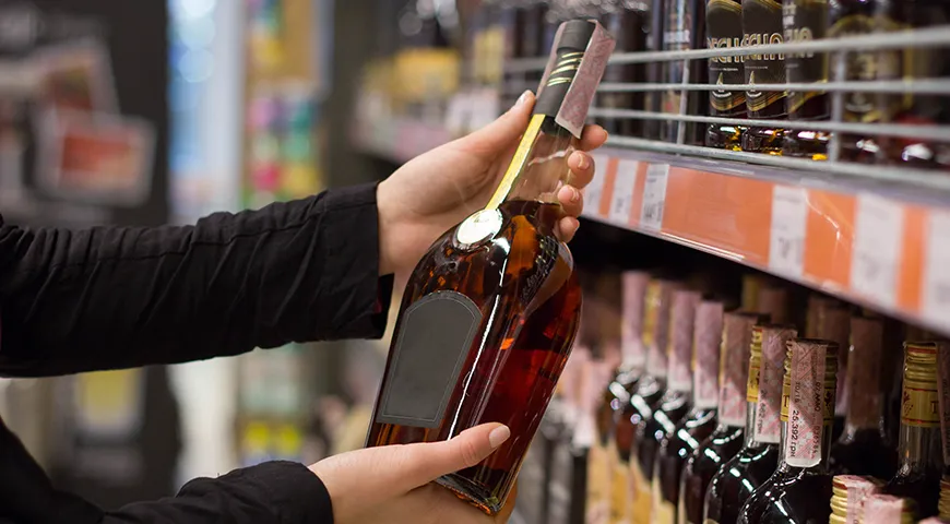 Плохо читаемая или поврежденная акцизная марка на бутылке коньяка — тревожный сигнал, который редко встречаются у серьезных производителей