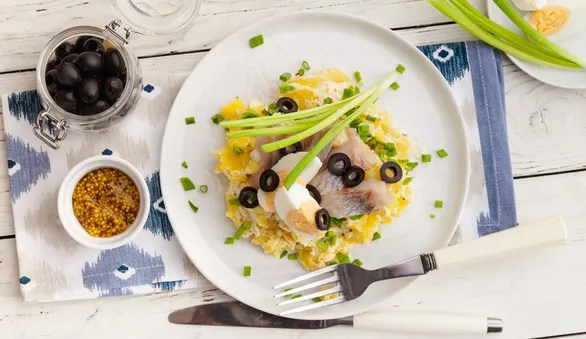 Теплый картофельный салат с сельдью