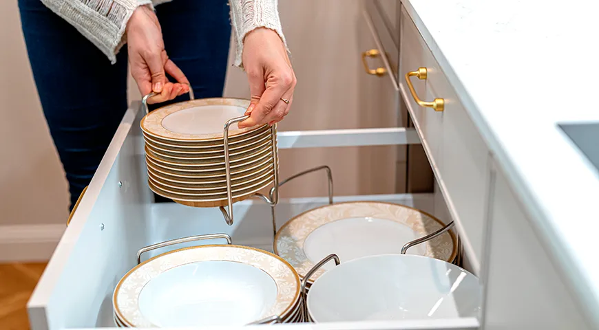 Держатели для тарелок — отличное решение для хранения посуды выдвижном ящике