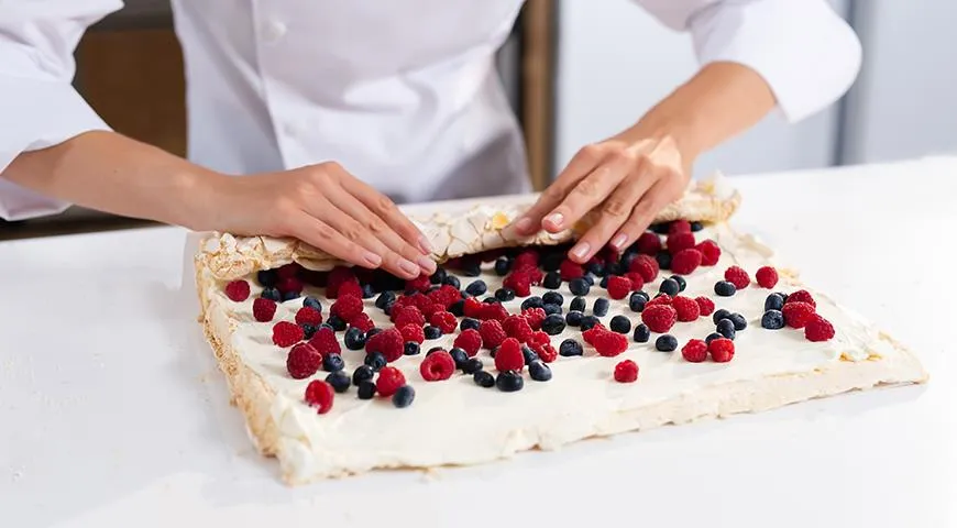 Для начинки меренгового рулета подойдут заварной крем, взбитые сливки или сливочный сыр со сливками и свежие ягоды