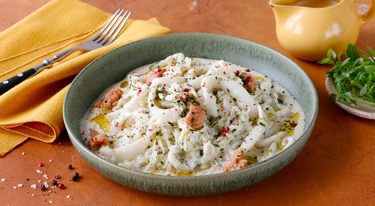 Необычное, но вкусное блюдо из кальмаров, а рулетики из розовой ветчины – дань традициям