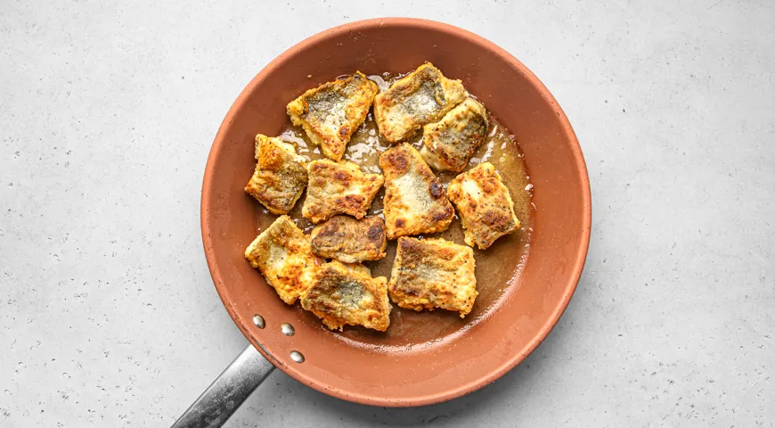 Хек, тушенный в томатном соусе с луком и морковью