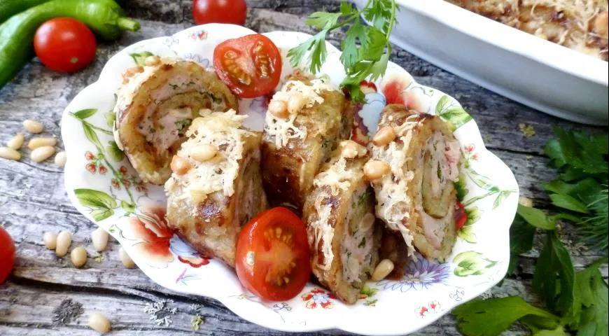 Рулеты-драники с курицей и кедровыми орешками