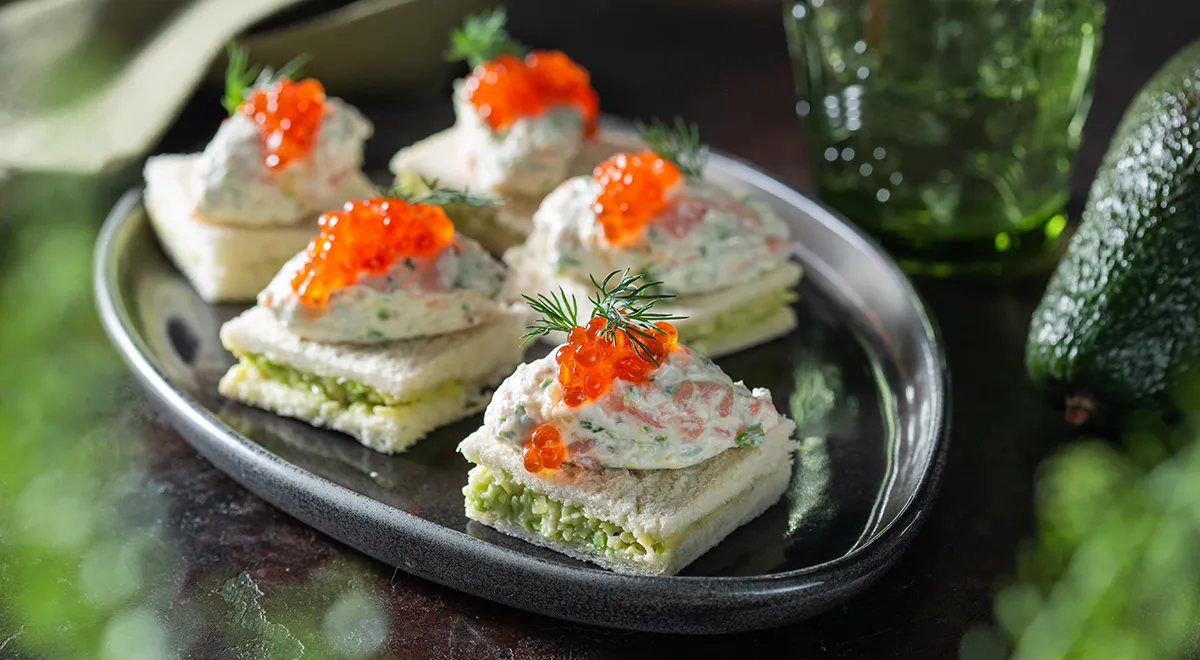 Рецепт канапе с творожным сыром, авокадо, красной рыбой и икрой горбуши