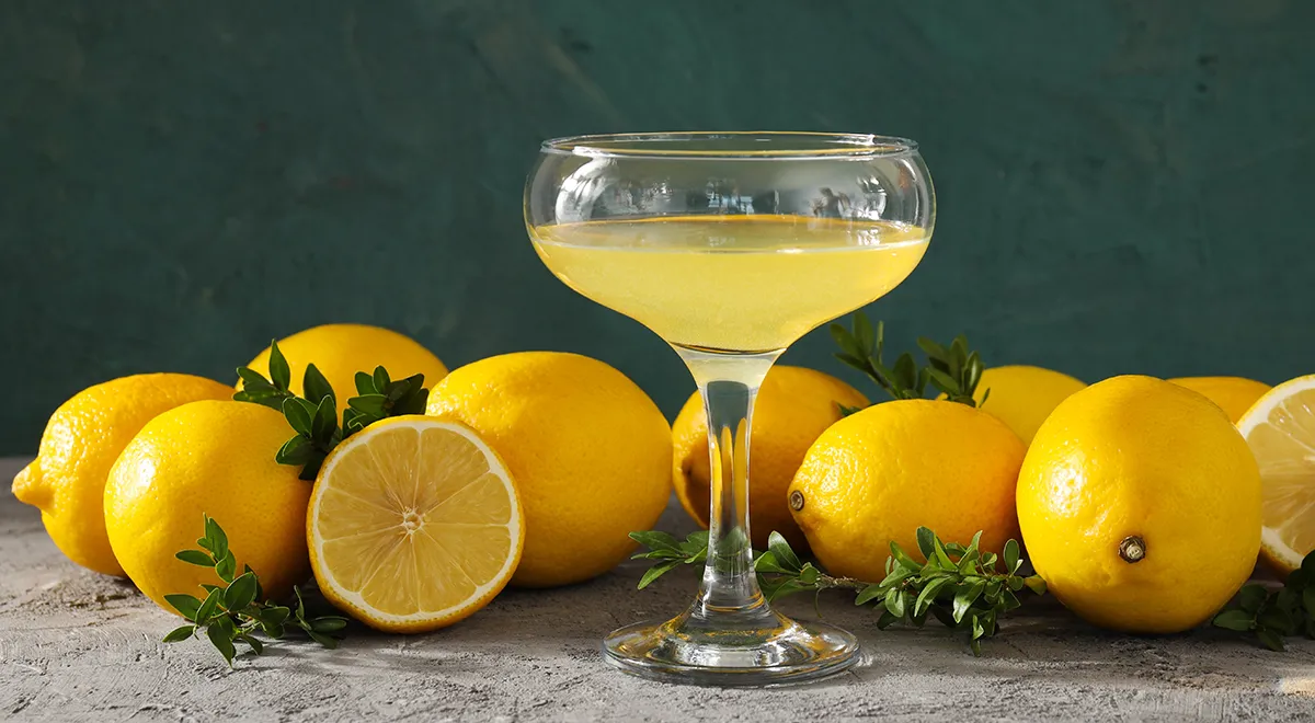 Лимончелло, бейлиз и еще 3 самых вкусных ликера, которые можно быстро приготовить дома к 8 Марта