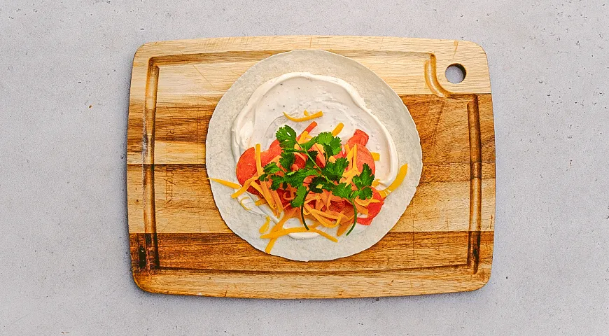 Тако с салями и жареным перцем