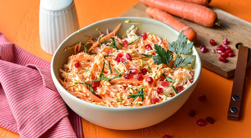 Салат из свежей моркови с колбасным сыром и чесноком