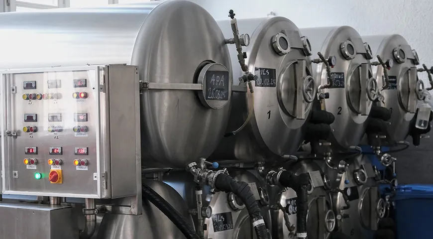 Фильтрация пива на производстве в городе Познань (Польша)