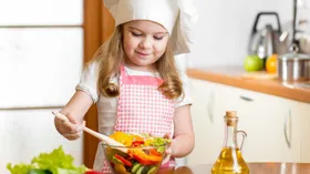Нужно ли учить ребенка готовить еду?