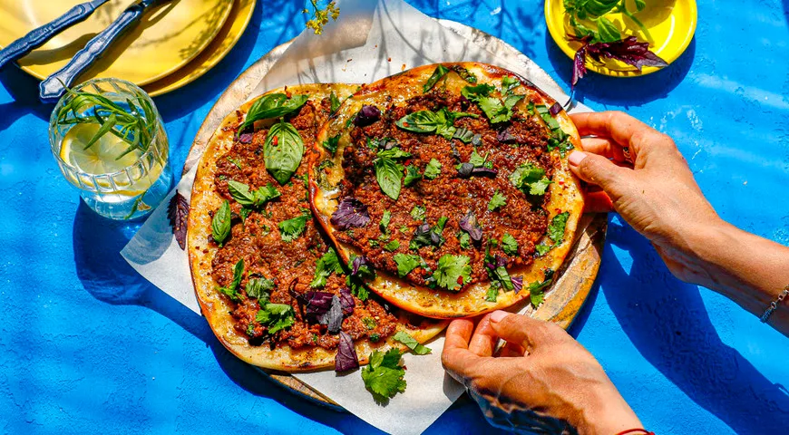 Армянская ламаджо с мясом в духовке