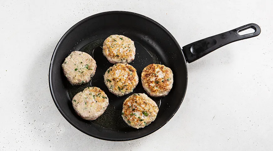 Сочные рубленые котлеты из свинины на сковороде