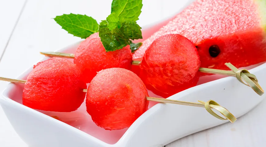 Арбузные шарики на шпажках — удобно, приятно и элегантно