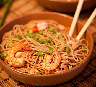 Гречневая лапша с креветками в соевом соусе