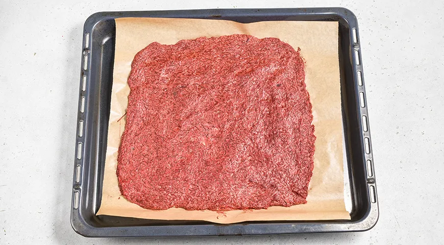 Свекольный рулет с сельдью и творожным сыром