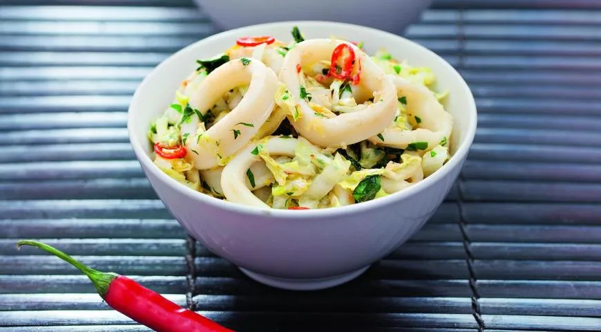 Салат с кальмарами и пекинской капустой
