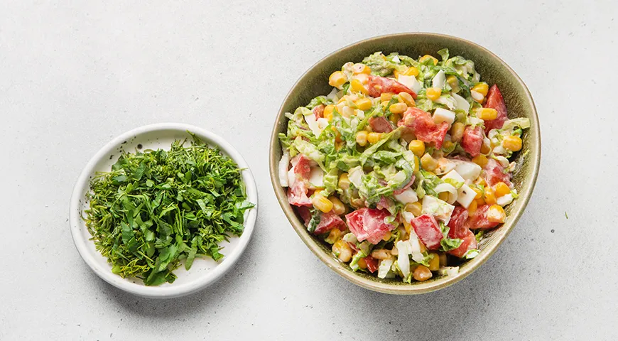 Салат с пекинской капустой, кукурузой, яйцом и помидорами