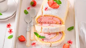 Клубничный бисквитный рулет