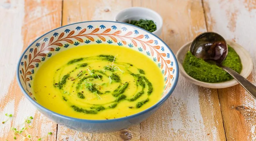 Овощной суп из запечённого сельдерея с зеленью
