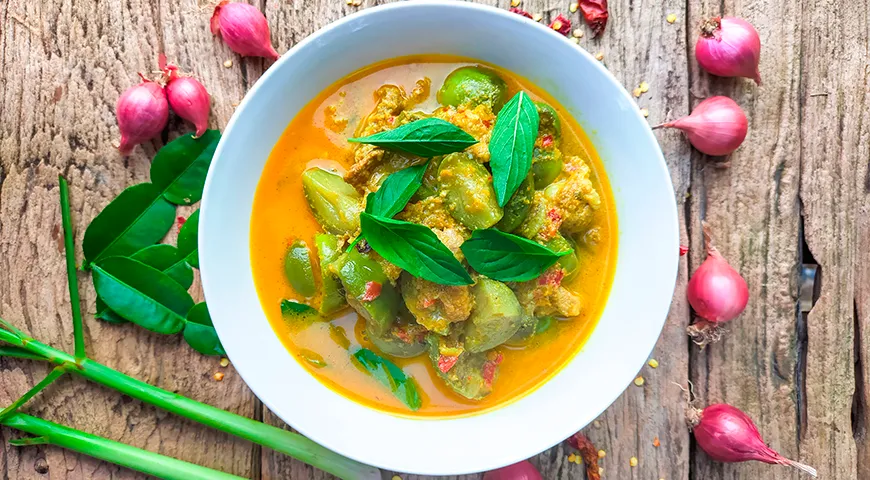 Тайское красное карри с нежной свининой и луком-шалотом