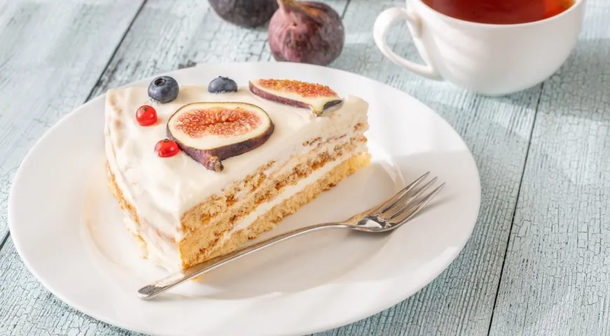 Из творожного сыра получается гладкий и стабильный крем для тортов