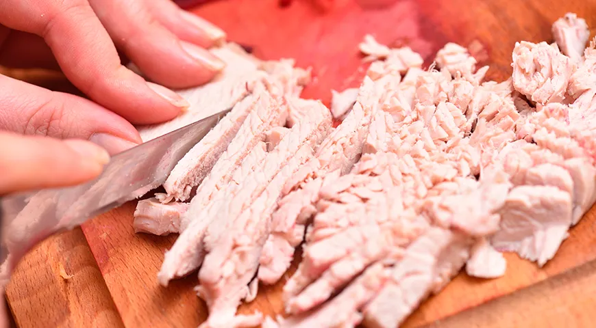 Вареная индейка относится к физиологически полноценным источникам животного белка с относительно низкой калорийностью и оптимальным содержанием основных незаменимых аминокислот