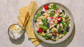 Куриный салат с пастой, ягодами и маковой заправкой