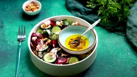 Салат из свёклы с фетой, огурцом и укропом