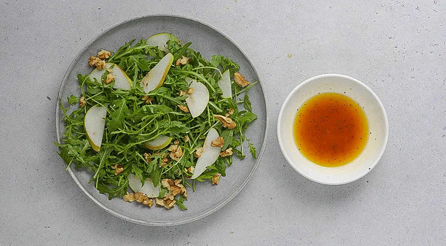 Салат с грушей и прошутто