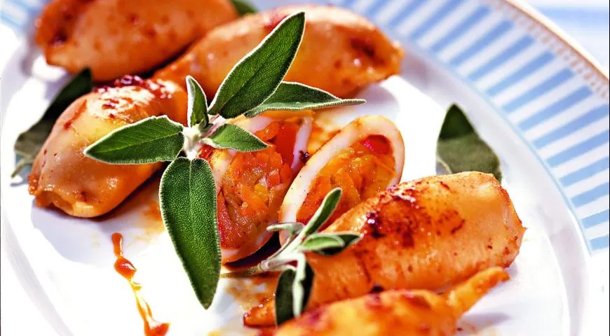 Кальмары, фаршированные тушеными овощами и грибами