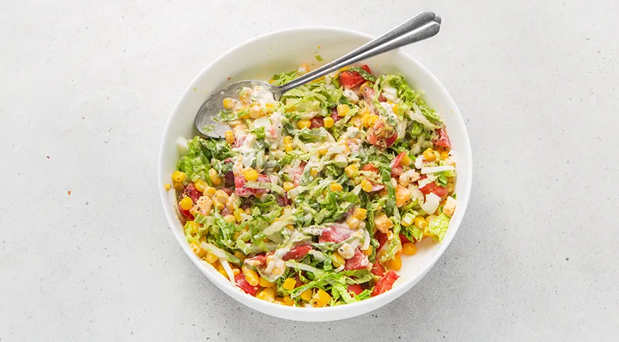 Салат с пекинской капустой, кукурузой, яйцом и помидорами