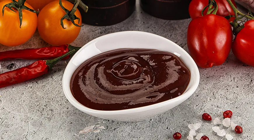 Соус барбекю сочетает в себе кислый и сладкий, чуть карамельный вкусы, а также легкий аромат дымка