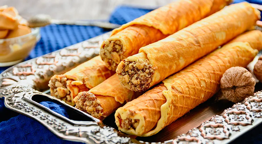 Трубочки со сгущенкой и ореховой крошкой