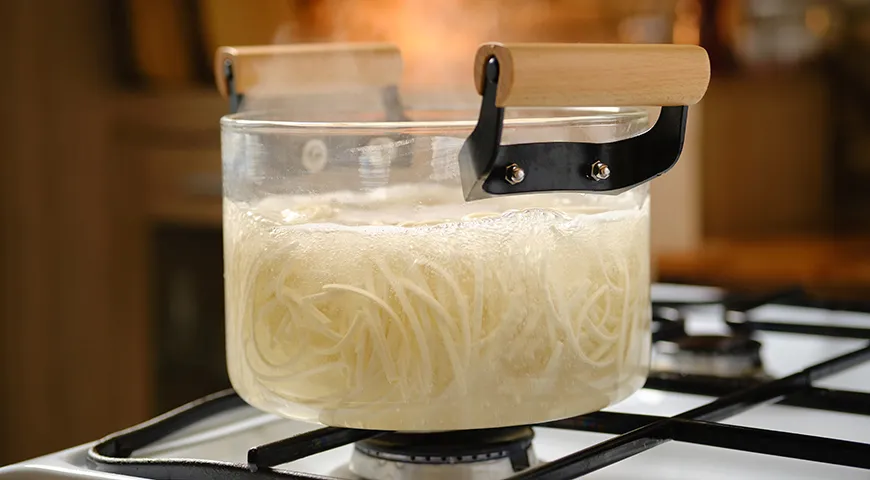 Во время варки лапши пробуйте ее на вкус: она должна быть упругой, но не жесткой