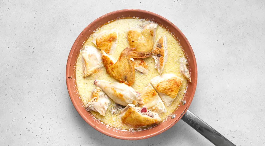 Жареная курица в молочно-чесночном соусе на сковороде