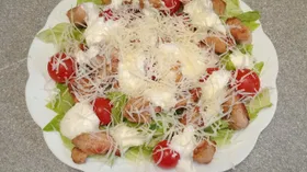 Салат с овощами, обжаренным куриным филе и пармезаном