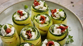 Рулетики из кабачка с сыром и запеченным перцем