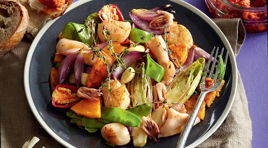 Теплый салат из запеченных овощей с гребешками