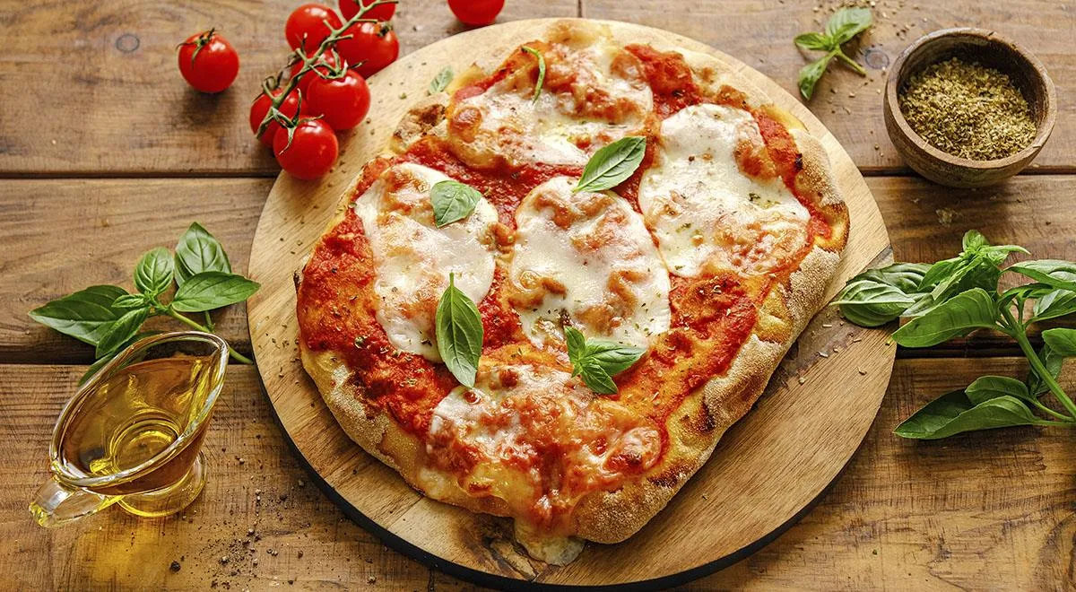 Пицца Маргарита – лучший пример отличного использования орегано вместе с помидорами, чесноком и оливковым маслом