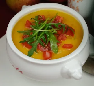 Крем-суп из тыквы с грушей и рукколой 