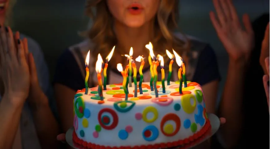 Торт на день рождения со свечками радует всех!