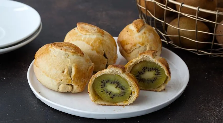 куриное филе с киви. канапе с киви. киви конфитюр. запеканка с киви. киви нарезанный.