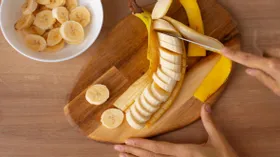 Как правильно хранить бананы, чтобы они не темнели — шеф-повар раскрыл секрет
