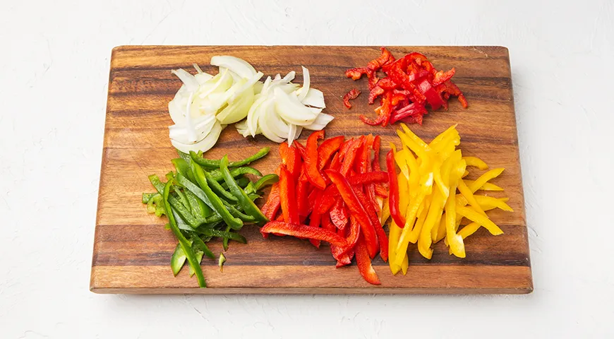 Свинина, тушенная с болгарским перцем на сковороде