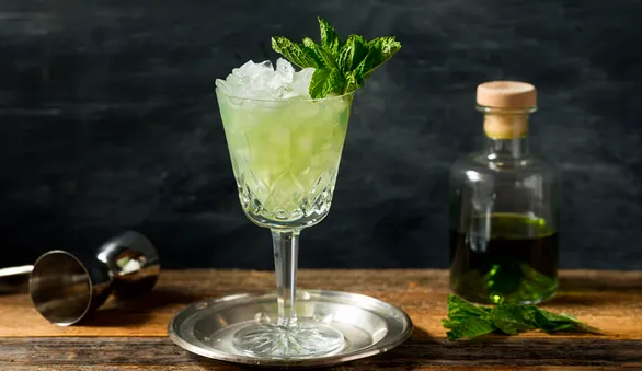 Как правильно пить абсент: советы эксперта по выбору и подаче