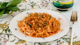 Капуста в нежной томатно-сметанной заливке по-домашнему